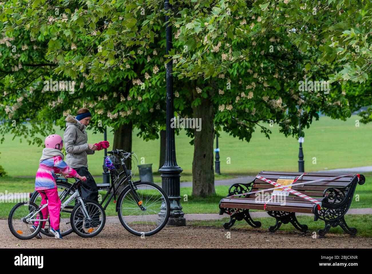 London, Großbritannien. April 2020. Nieselregen bedeutet, dass Clapham Common relativ ruhig ist und die Warnschilder des Lambeth council immer noch draußen sind, was bedeutet, dass die Bänke und der Musikpavillon noch geschlossen sind. Die "Lockdown" geht weiter für den Ausbruch des Coronavirus (Covid 19) in London. Kredit: Guy Bell/Alamy Live News Stockfoto