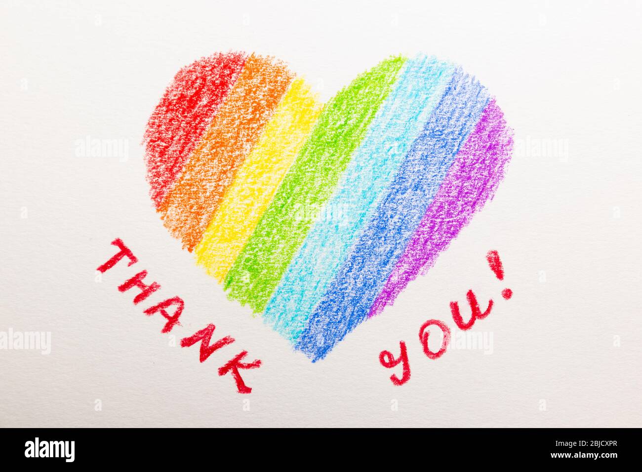 Das handgezeichnete Regenbogen-Herz-Poster. Vielen Dank an die NHS-Mitarbeiter für Ihren Service angesichts des weltweiten Coronavirus-Krisenkonzepts. Das Symbol des Glücks, ho Stockfoto