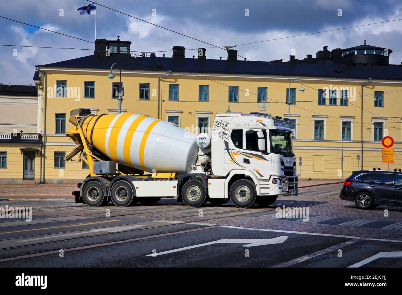 Die nächste Generation Scania Betonmischer von Kuljetus S Suorsa Ky im Stadtverkehr an einem sonnigen Tag im Zentrum von Helsinki, Finnland. 29. April 2020. Stockfoto