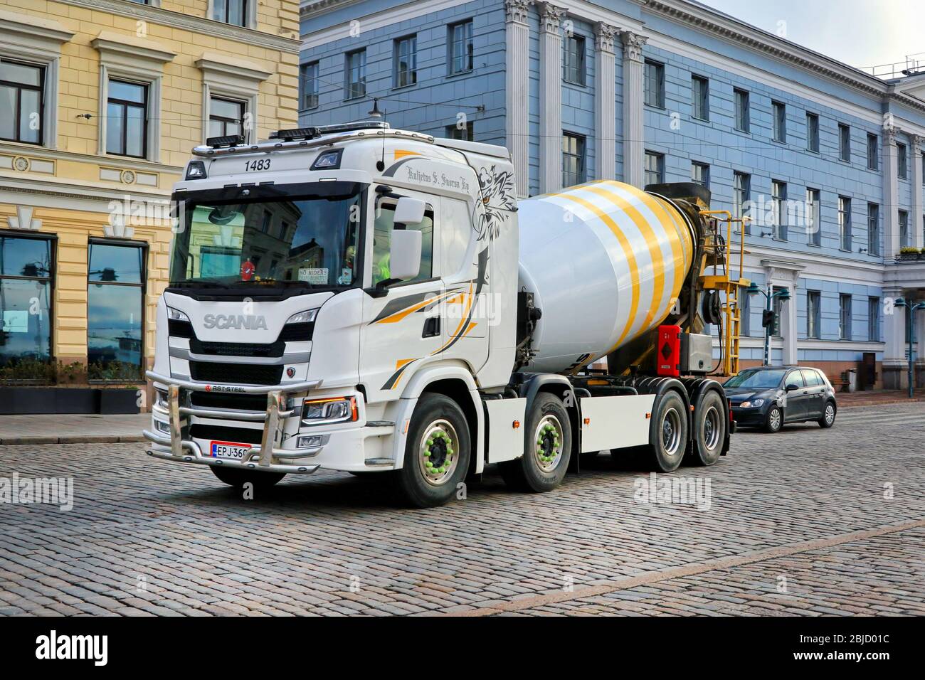 Die nächste Generation Scania Betonmischer LKW von Kuljetus S Suorsa Ky im Stadtverkehr in Zentral Helsinki, Finnland. 29. April 2020. Stockfoto