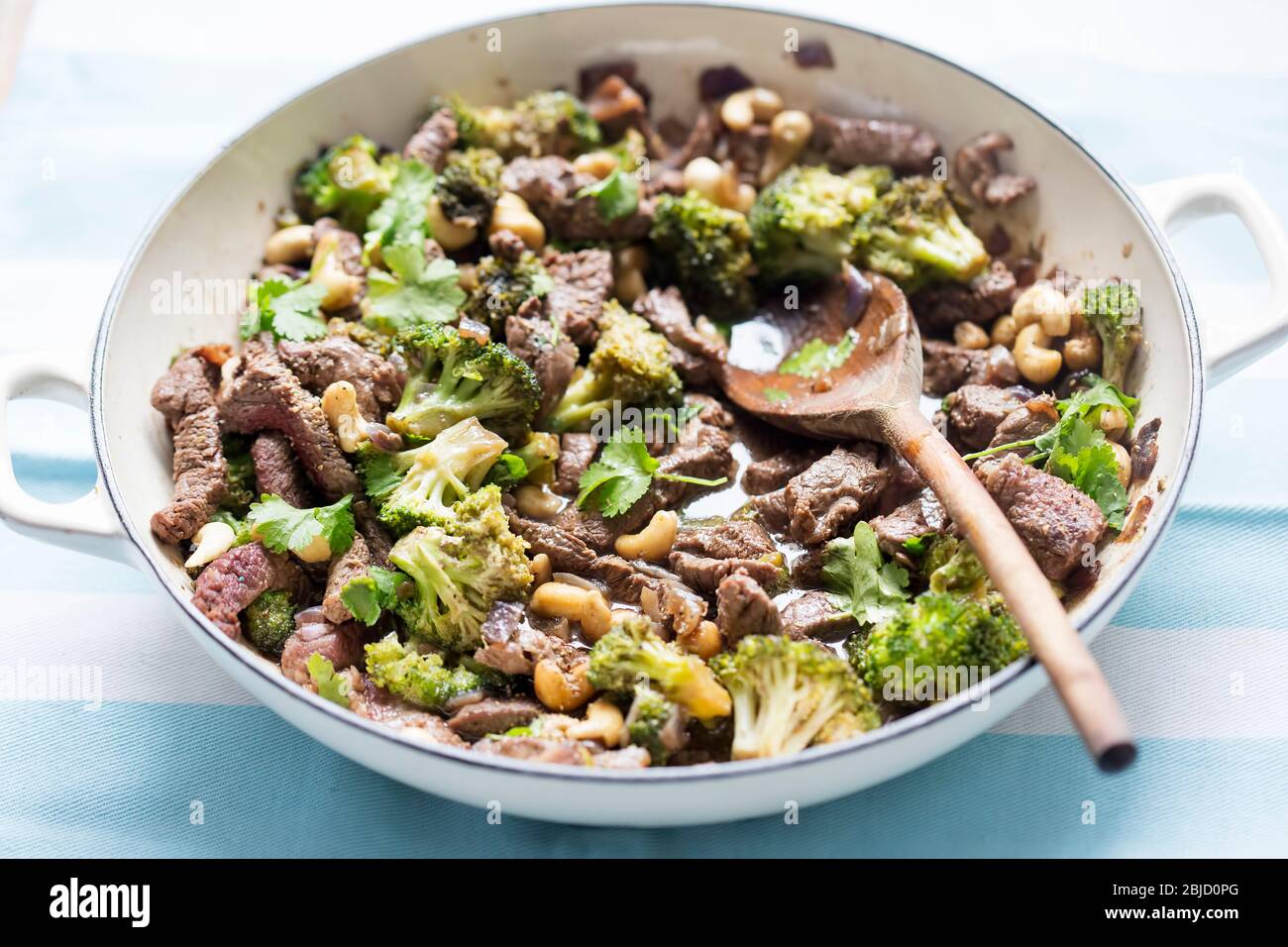 Gebratenes Rindfleisch mit Cashews und Brokkoli Stockfoto