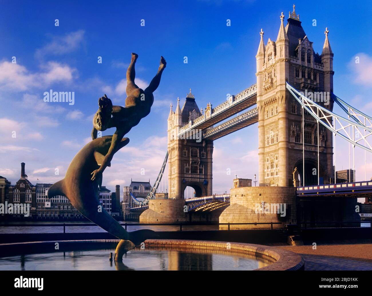 Tower Bridge & Dolphin Statue London im frühen Morgenlicht mit Statue des Mädchens und Delfinbrunnen im Vordergrund City of London England UK 1990 's London City Archive Stockfoto