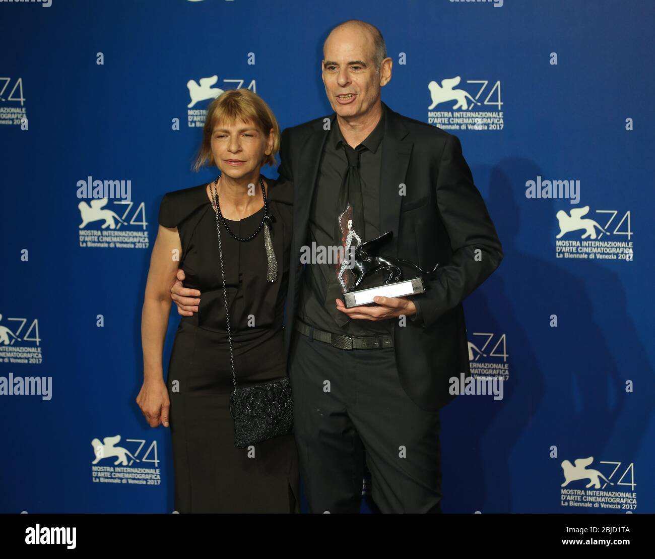 Venedig, Italien. 09. September 2017. Laura Maoz und Samuel Maoz Pose mit dem Silbernen Löwen - Preis der Jury für 'Foxtrot' Stockfoto