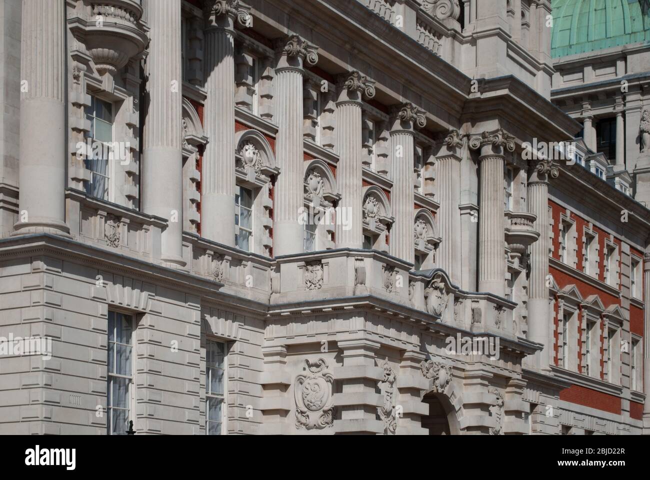 Stein Ziegel Klassische Bestellungen Fassade Eingang Ionische Säulen Old Admiralty Building Extension, Westminster, London SW1A Stockfoto