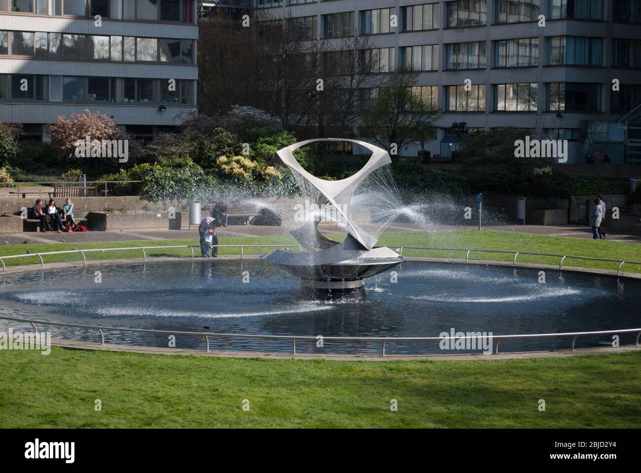 Konstruktivistische Skulptur Brunnen Landschaft Teich 1970er Drehtorsion St. Thomas Hospital Westminster Bridge Rd, Bishop's, London SE1 b y Naum Gabo Stockfoto