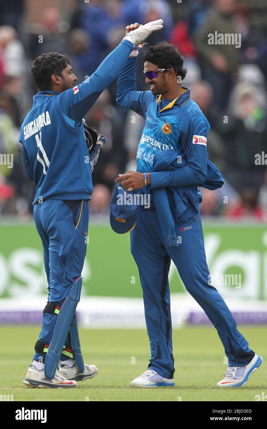 CHESTER LE STREET, ENGLAND - Kumar Sangakkara und Sachithra Senanayake von Sri Lanka während der 2. ODI zwischen England und Sri Lanka am Emirates Riverside, Chester le Street am Sonntag 25. Mai 2014 (Quelle: Mark Fletcher - MI News) Stockfoto