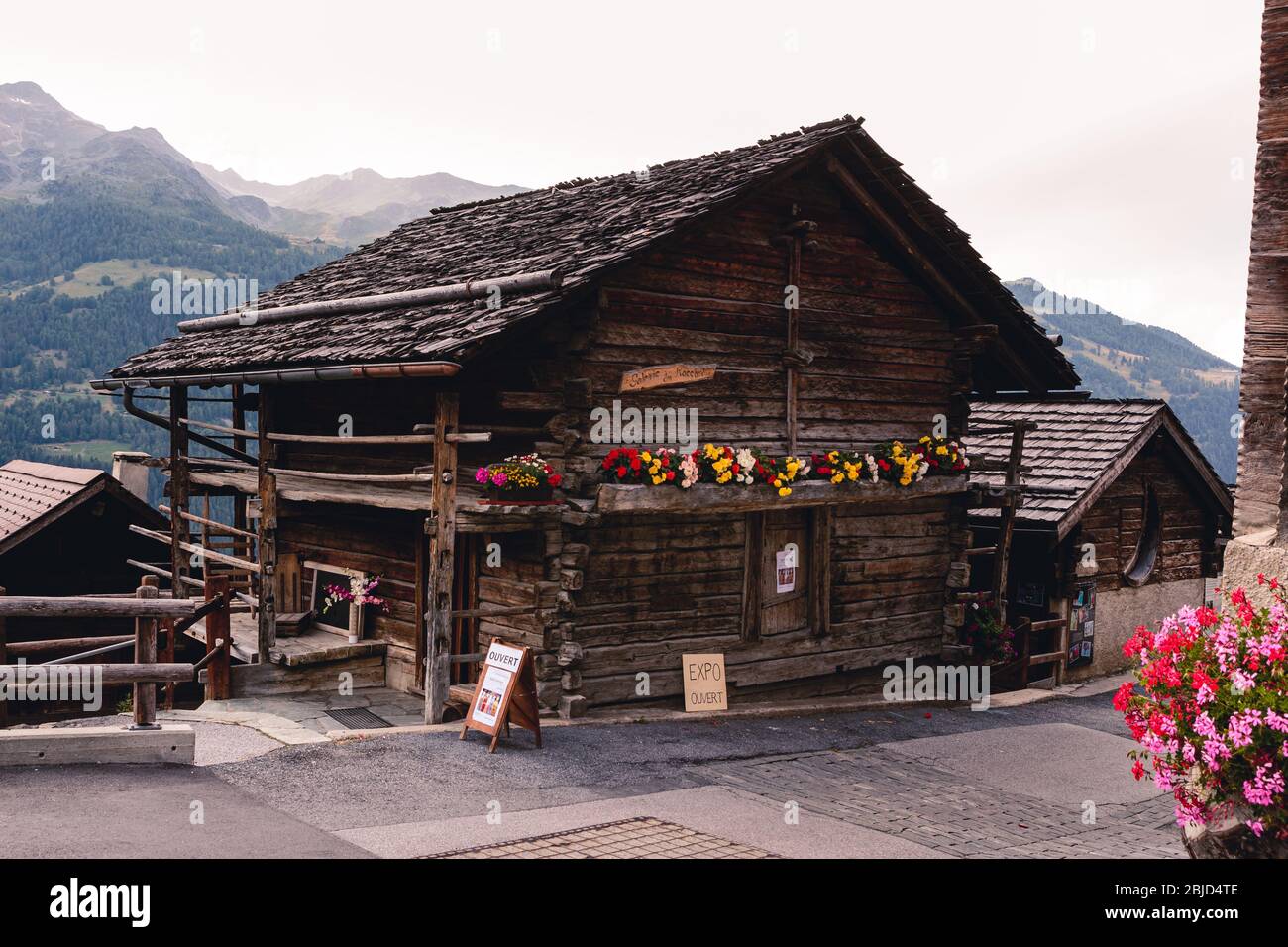 Saint-Luc, Wallis, Schweiz - 8. August 2018 : traditioneller Alpin-Holzbauernspeicher mit Blumen Stockfoto