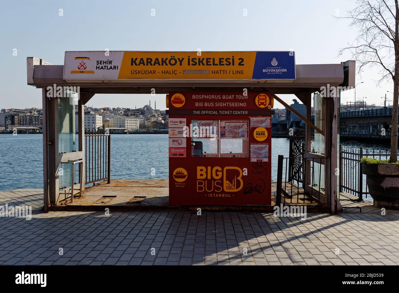 Big Bus Bosporus Sightseeing Bootstouren Steigen Sie am Terminal in Karakoy, Istanbul in der Türkei, ein. Stockfoto