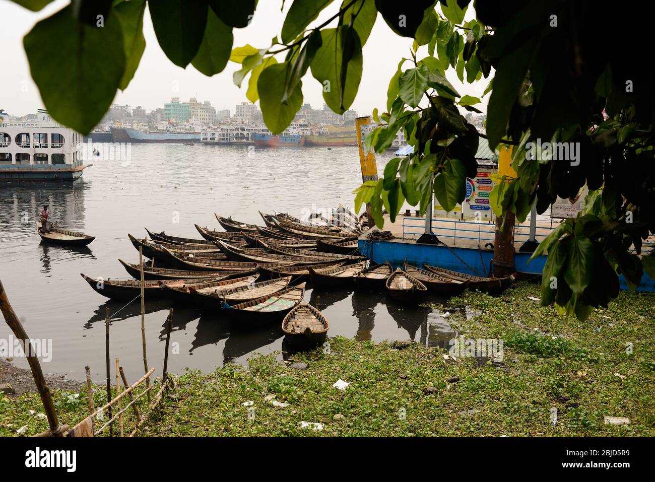 Dhaka, Bangladesch. April 2020. Einige Boote liegen während der Sperrung in der Nähe des Sadarghat Boat Terminal.wie jeder andere öffentliche Transport, auch Fährdienste sind während Coronavirus (Covid-19) Ausbruch ausgesetzt, der Hafen ist fast leer zu sehen und Mitarbeiter sind Tage ohne Arbeit und Einkommen, Mit der Hoffnung, dass die Sperre bald beendet wird. Quelle: SOPA Images Limited/Alamy Live News Stockfoto