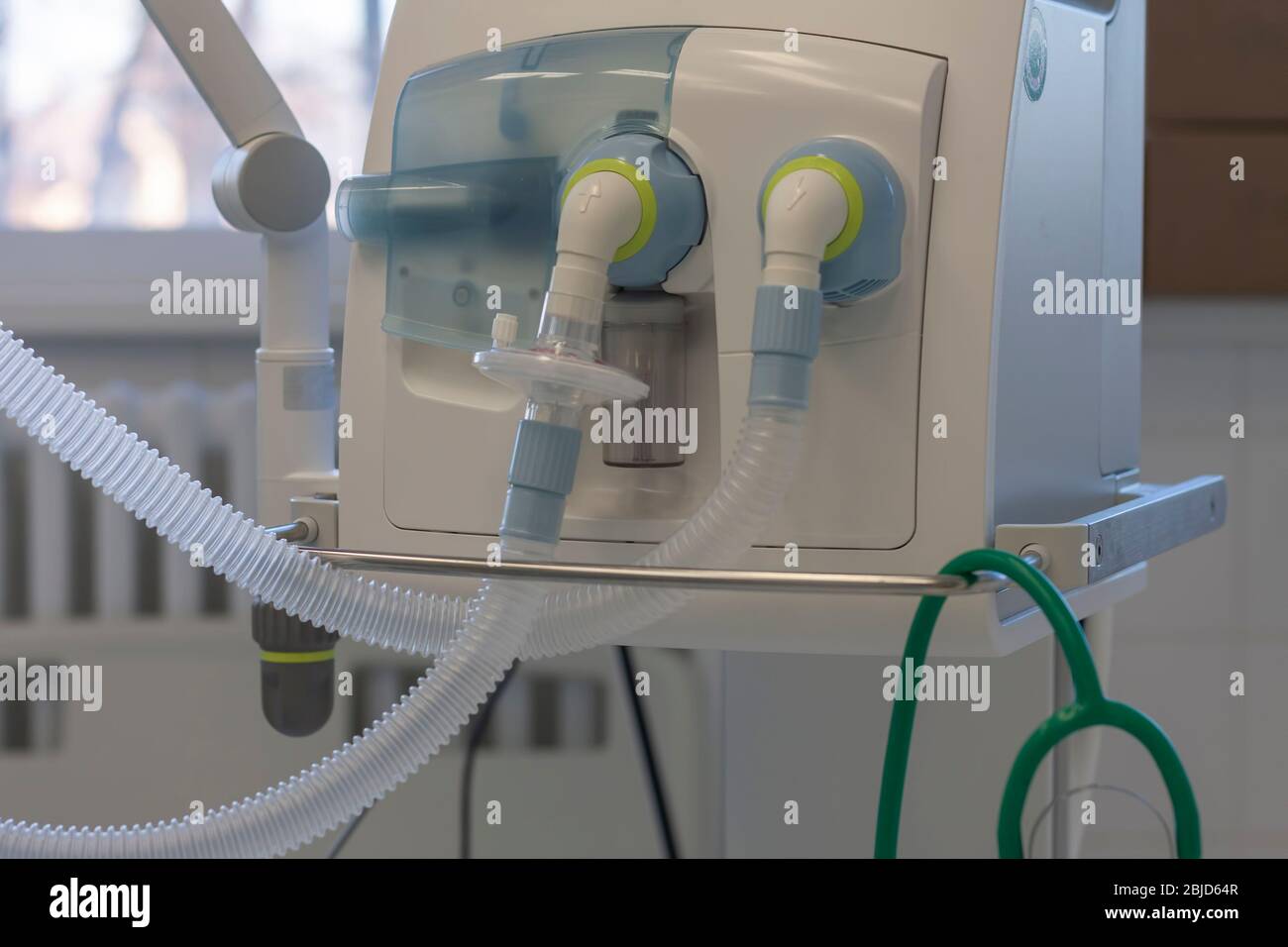 Medizinischer Ventilator und Atemschlauch in der Intensivstation im Krankenhaus, Ort, wo Patienten mit Lungenentzündung durch Coronaviru behandelt werden kann Stockfoto