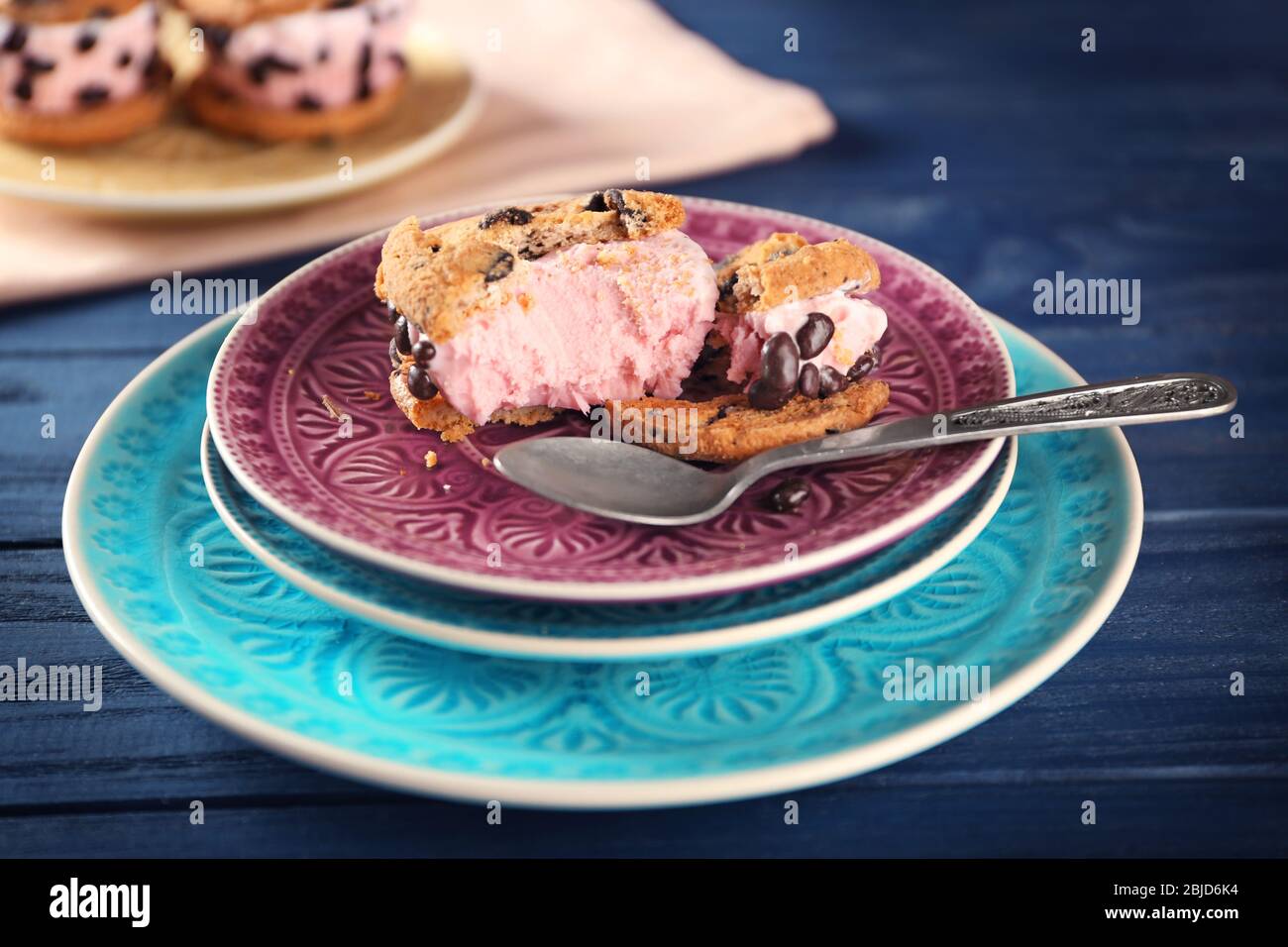 Leckere Kekse mit Eis und Schokoladenchips auf dem Teller Stockfoto