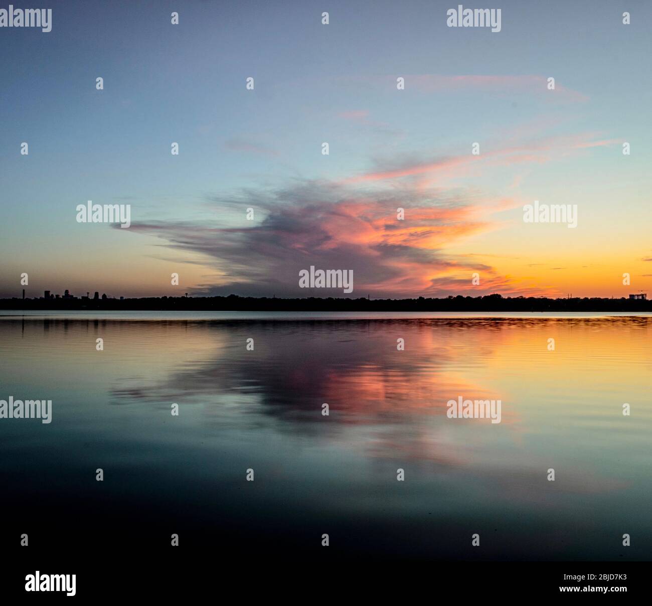 Ein Frühlings-Tagundnachtgleiche-Sonnenuntergang am Whiterock Lake in Dallas Stockfoto