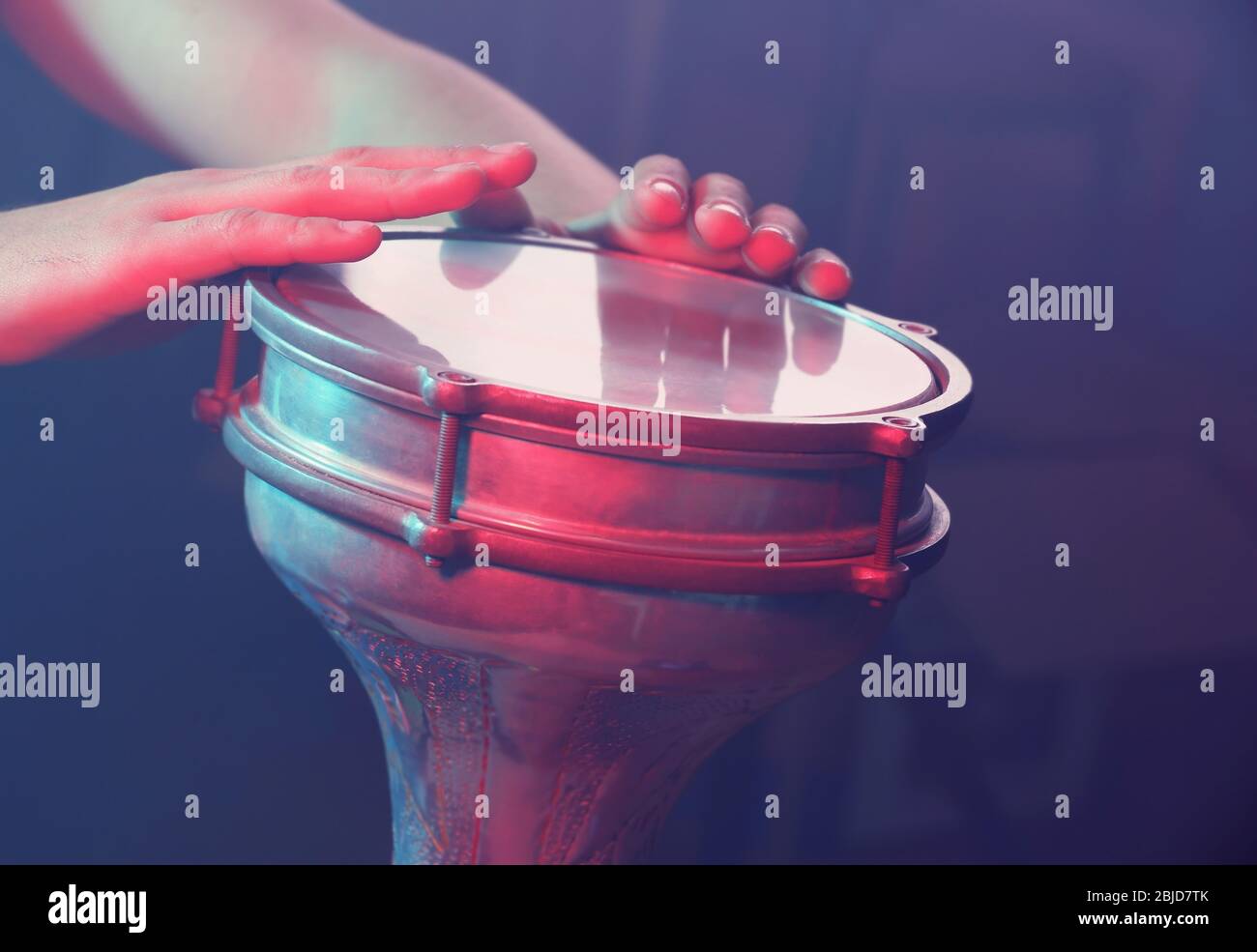 Hände von Menschen spielen afrikanische Trommel beim Konzert Stockfoto