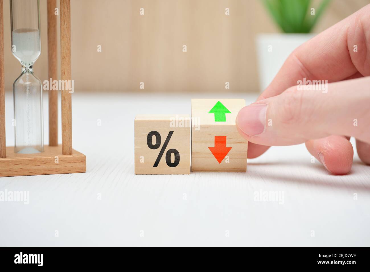 Das Konzept der Veränderung der Zinssätze bei Banken, die abstrakt auf Holzblöcken fallen und steigen. Nahaufnahme. Stockfoto