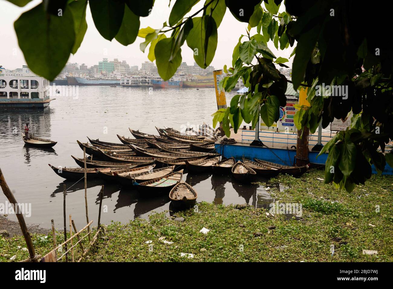 Dhaka, Bangladesch. April 2020. Einige Boote liegen während der Sperrung in der Nähe des Sadarghat Boat Terminal.wie jeder andere öffentliche Transport, auch Fährdienste sind während Coronavirus (Covid-19) Ausbruch ausgesetzt, der Hafen ist fast leer zu sehen und Mitarbeiter sind Tage ohne Arbeit und Einkommen, Mit der Hoffnung, dass die Sperre bald beendet wird. Kredit: Piyas Biswas/SOPA Images/ZUMA Wire/Alamy Live News Stockfoto