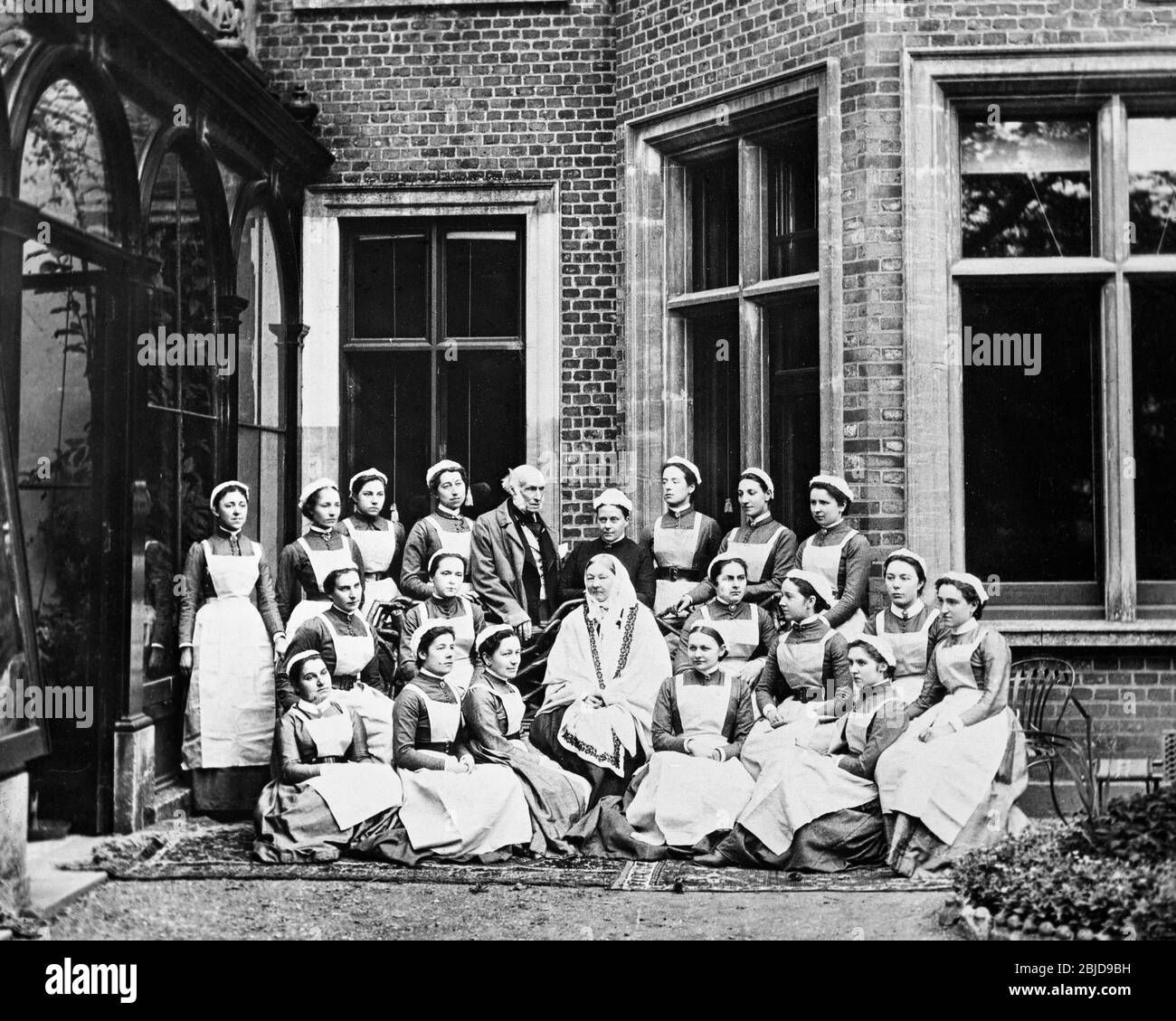 Vintage schwarz-weiß viktorianischen Foto im Jahr 1886 aufgenommen. Foto zeigt Krankenschwester Florence Nightingale und Krankenschwestern von der Nightingale Training School im Claydon House, wo sie einen Teil ihres Lebens verbrachte. Das Haus gehörte Sir Harry Verney, der auch auf dem Foto zu sehen ist. Stockfoto