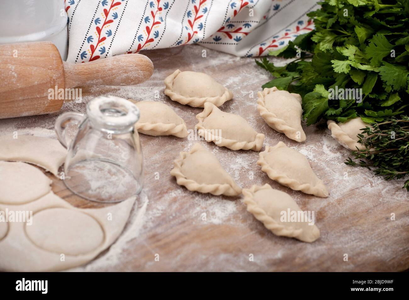 Handgemachte Knödel auf dem Holzhintergrund Stockfoto