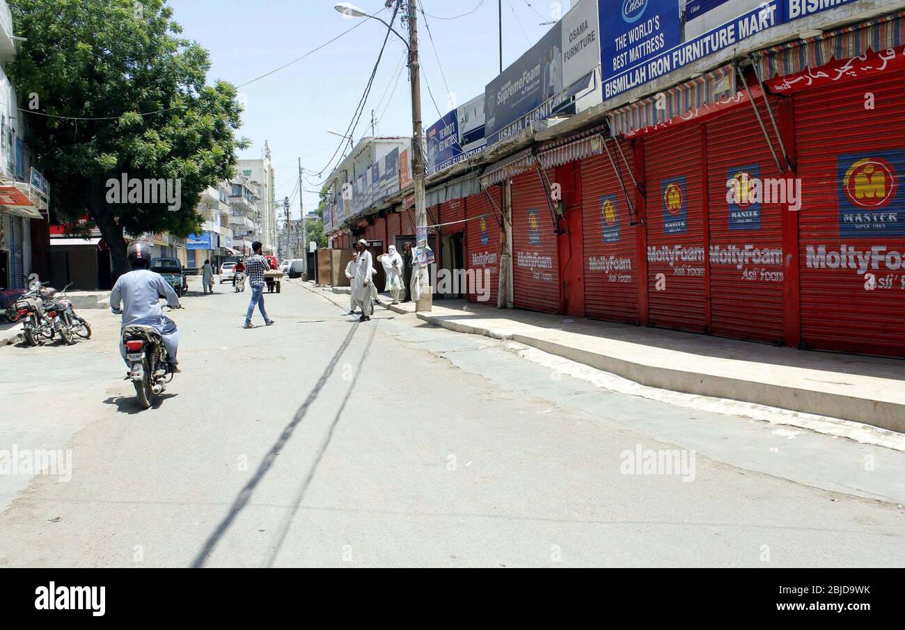 Blick auf geschlossenen Aram Bagh Markt gibt Wüste aussehen, während die Geschäftstätigkeit komplette Abschaltung während der Sperrung durch die Regierung aufgrund der Zunahme der Coronavirus-Fälle, als vorbeugende Maßnahme gegen die Ausbreitung des Coronavirus (COVID-19), in Saddar Bereich in Karachi am Mittwoch, 29. April 2020. Stockfoto