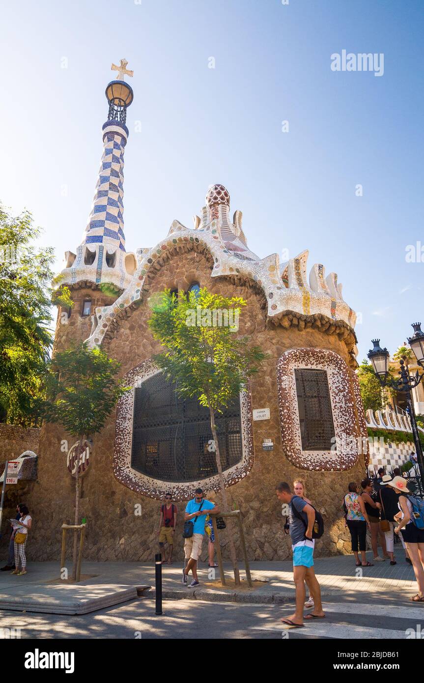 Barcelona, Spanien - 20. September 2014: Park Güell von dem Architekten Antoni Gaudi in Barcelona, Katalonien, Spanien. Pavillon am Eingang des Parks. Stockfoto