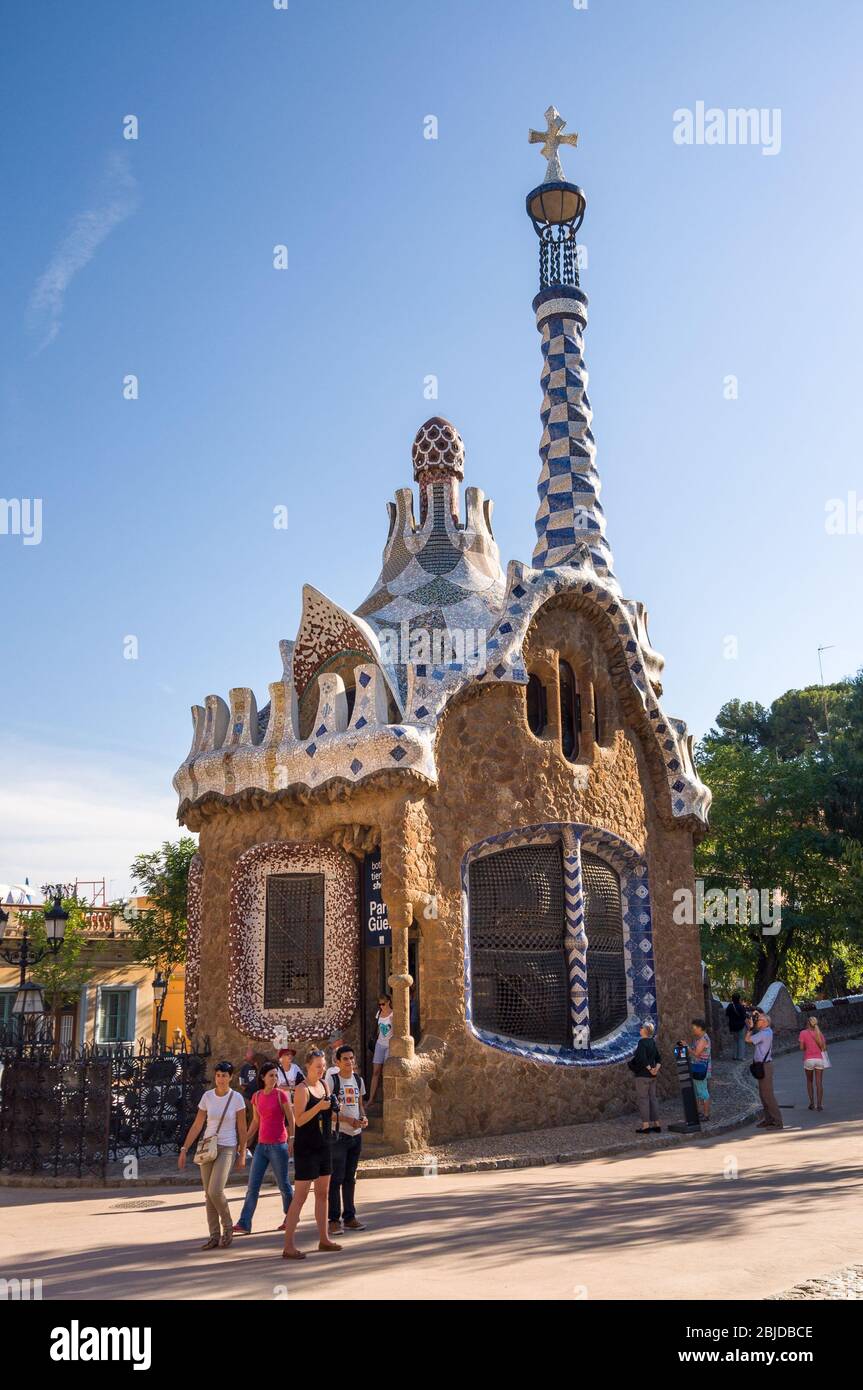 Barcelona, Spanien - 20. September 2014: Park Güell von dem Architekten Antoni Gaudi in Barcelona, Katalonien, Spanien. Pavillon am Eingang des Parks. Stockfoto