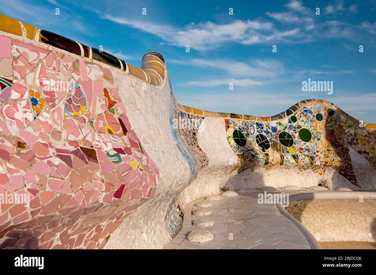 Barcelona, Spanien - 20. September 2014: Detail der Bank im Park Güell, Barcelona. Die Keramikfliesen, die den Sitzbereich schmücken, sind voll mit Kolor Stockfoto