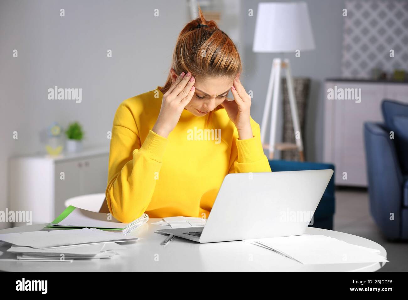 Verwirrt junge Frau Berechnung Steuern zu Hause Stockfoto