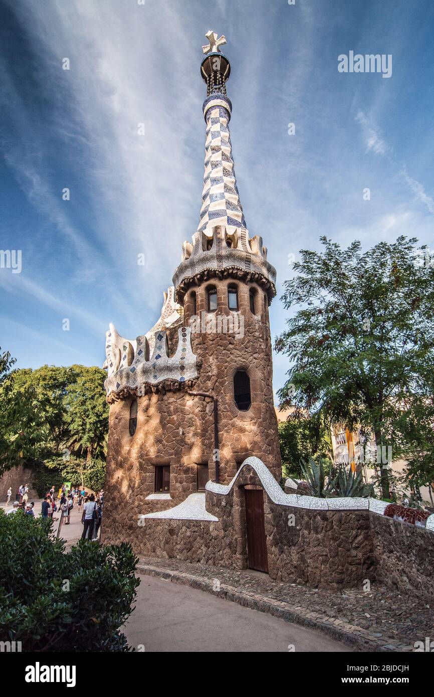 Barcelona, Spanien - 20. September 2014: Park Güell von dem Architekten Antoni Gaudi in Barcelona, Katalonien, Spanien. Pavillon am Eingang des Parks. Stockfoto