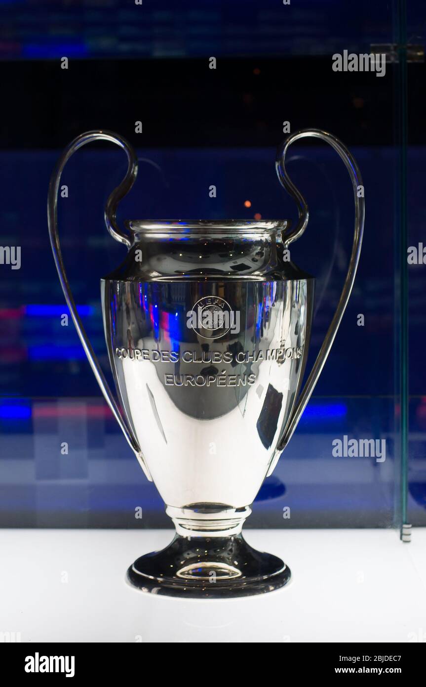 Barcelona, Spanien - 22. September 2014: UEFA Champions League Cup im Museum. UEFA Cup - Trophäe, die jährlich von der UEFA an den Fußballverein vergeben wird, der gewinnt Stockfoto