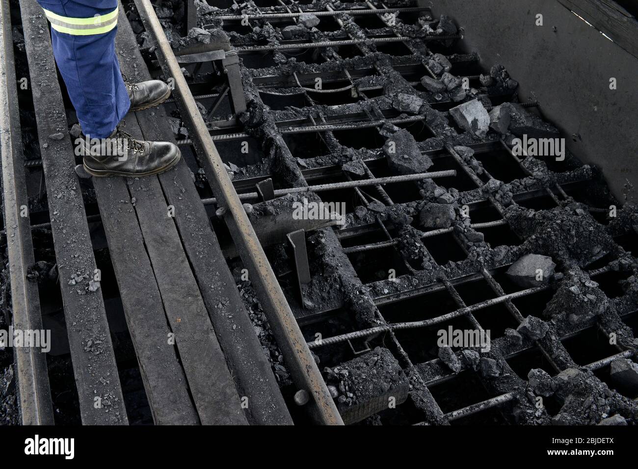 SAMBIA, Sinazese, chinesische Eigentümer Collum Coal Mine, Untertagebau von Steinkohle für Kupferschmelzer und Zementfabrik /SAMBIA, Collum Coal Mine eines chinesischen Unternehmens, Untertageabbau von Steinkohle Stockfoto