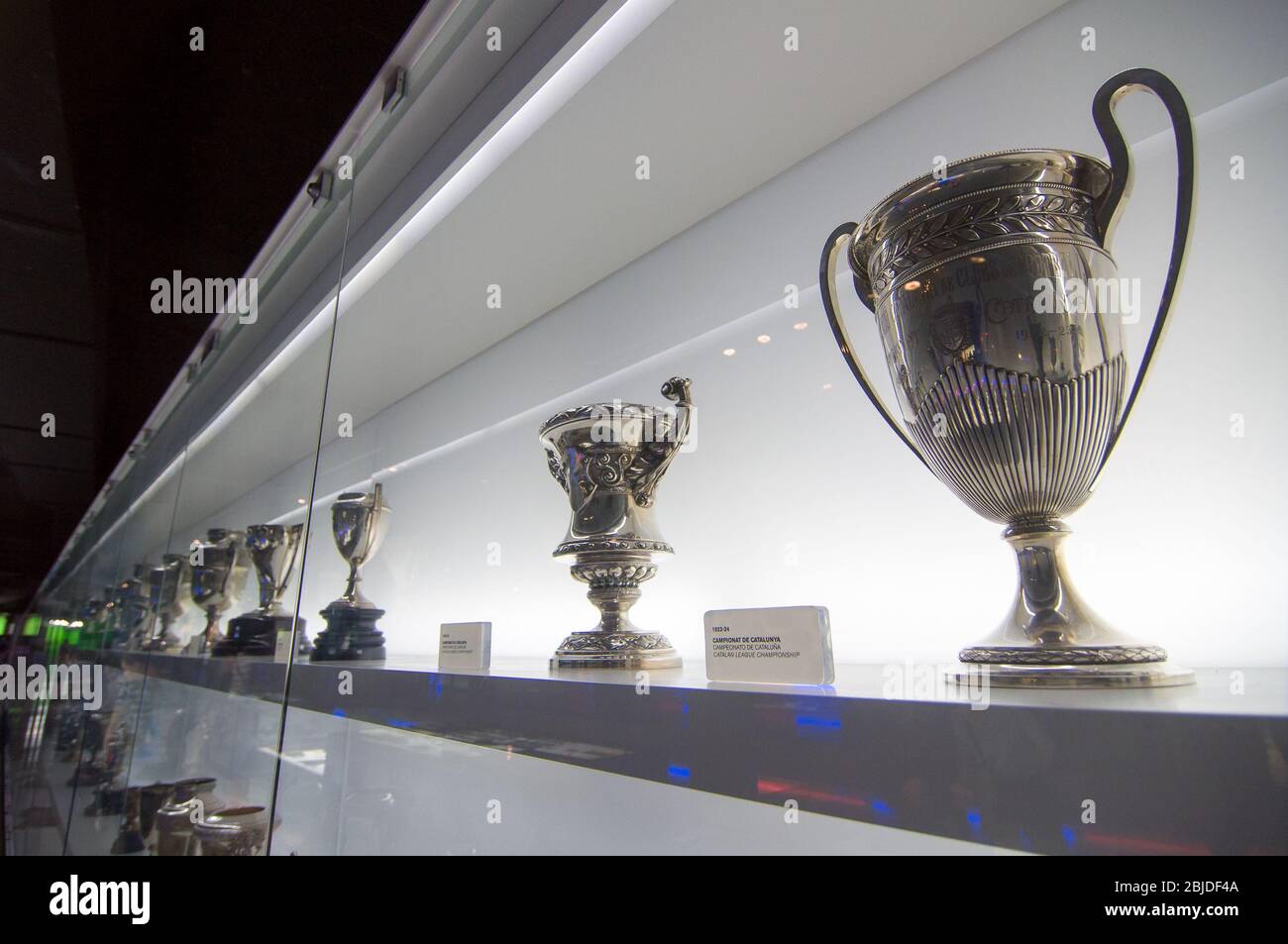Barcelona, Spanien - 22. September 2014: Eine der Trophäengalerien im FC Barcelona Museum. Katalanischer Ligapokal. Camp Nou, Barcelona, S Stockfoto