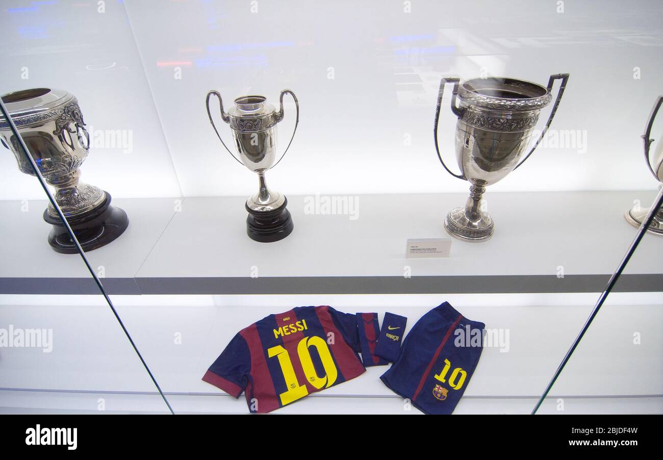 Barcelona, Spanien - 22. September 2014: Fußballtrikot und Shorts von Lionel Messi. Eine der Trophäengalerien im FC Barcelona Museum. Camp Nou, Ba Stockfoto