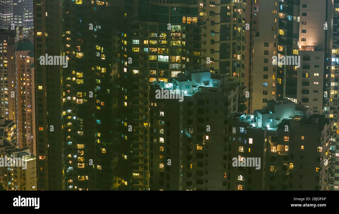 High-Density-Gehäuse in der Nacht in Hongkong. Stockfoto