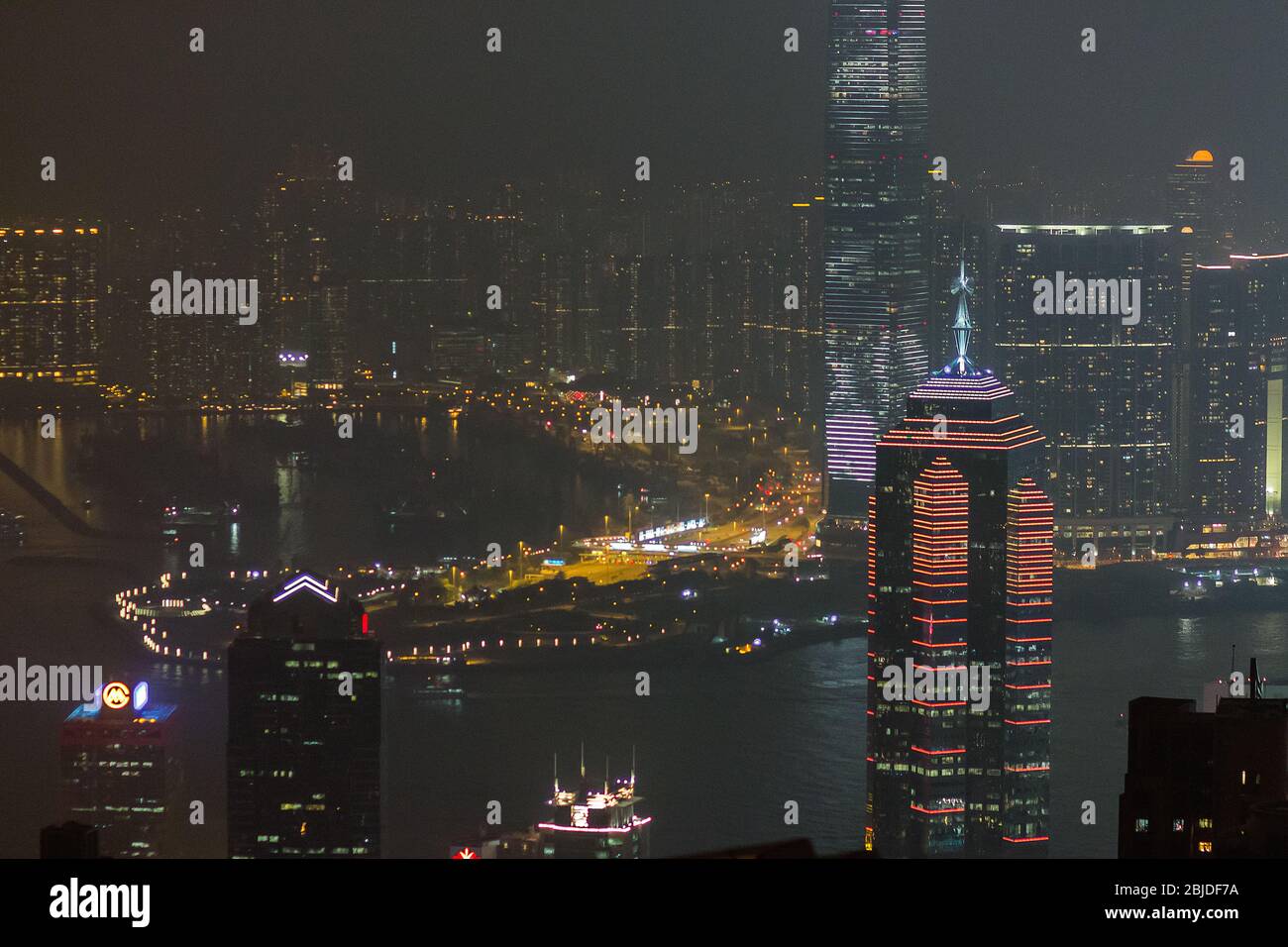 Stadtbild von Hong Kong bei Nacht, vom Gipfel aus gesehen. Stockfoto