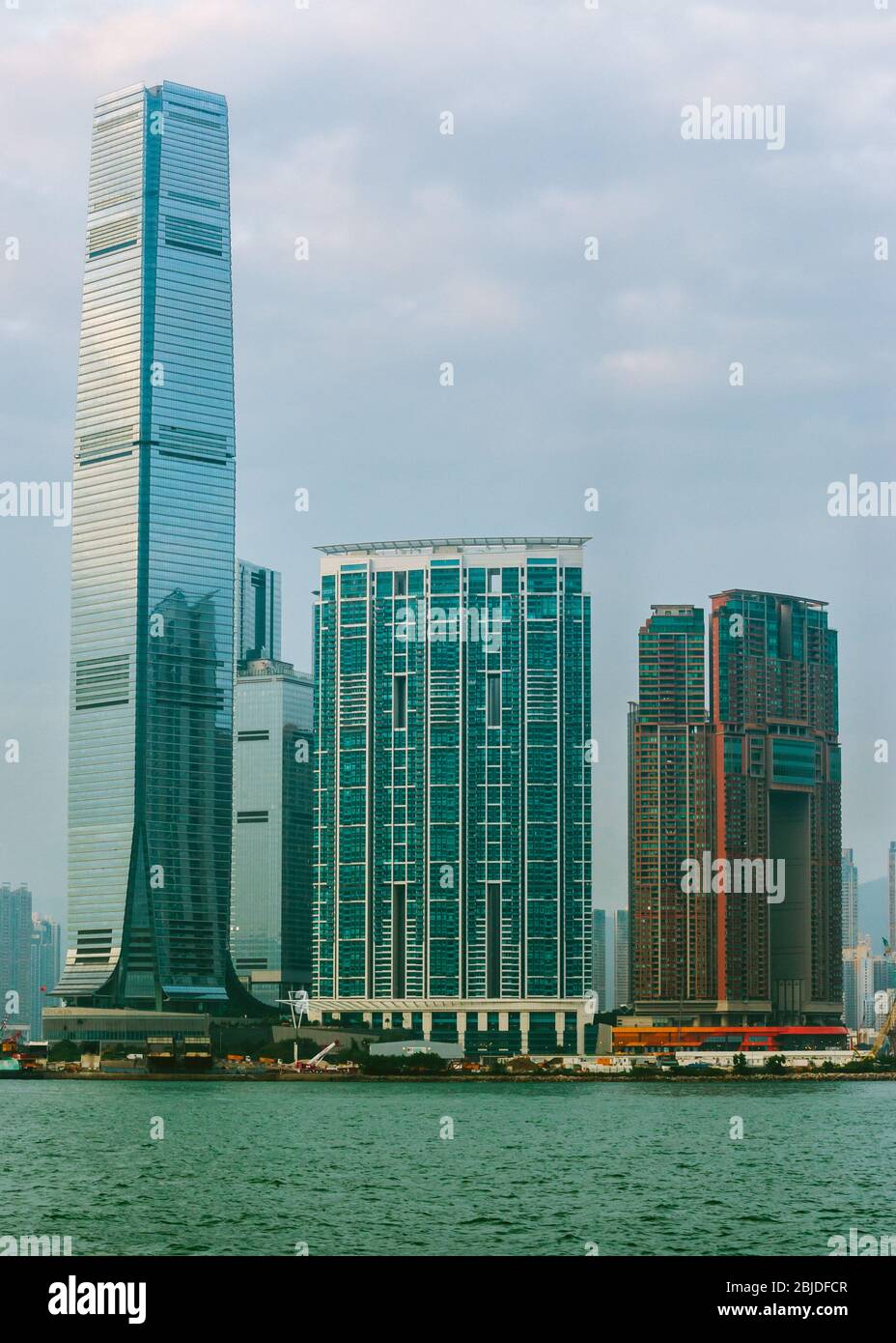 Blick auf die ikonischen Gebäude des Union Square vom Hafen in Hongkong. Stockfoto