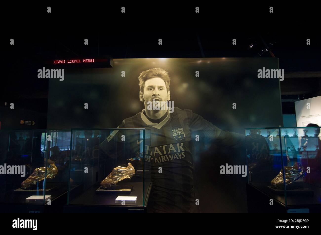 Barcelona, Spanien - 22. September 2014: Lionel Messi und seine goldenen Schuhe im FC Barcelona Museum. Camp Nou, Barcelona, Spanien. Stockfoto