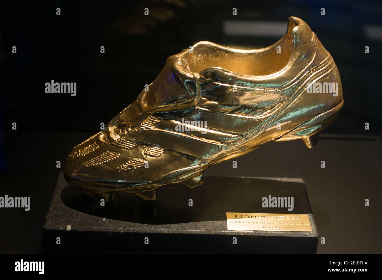 Barcelona, Spanien - 22. September 2014: Der Goldene Schuh von Lionel Messi im FC Barcelona Museum. Europäischer Torschützenkönig 2011. Camp Nou, Barcelona Stockfoto