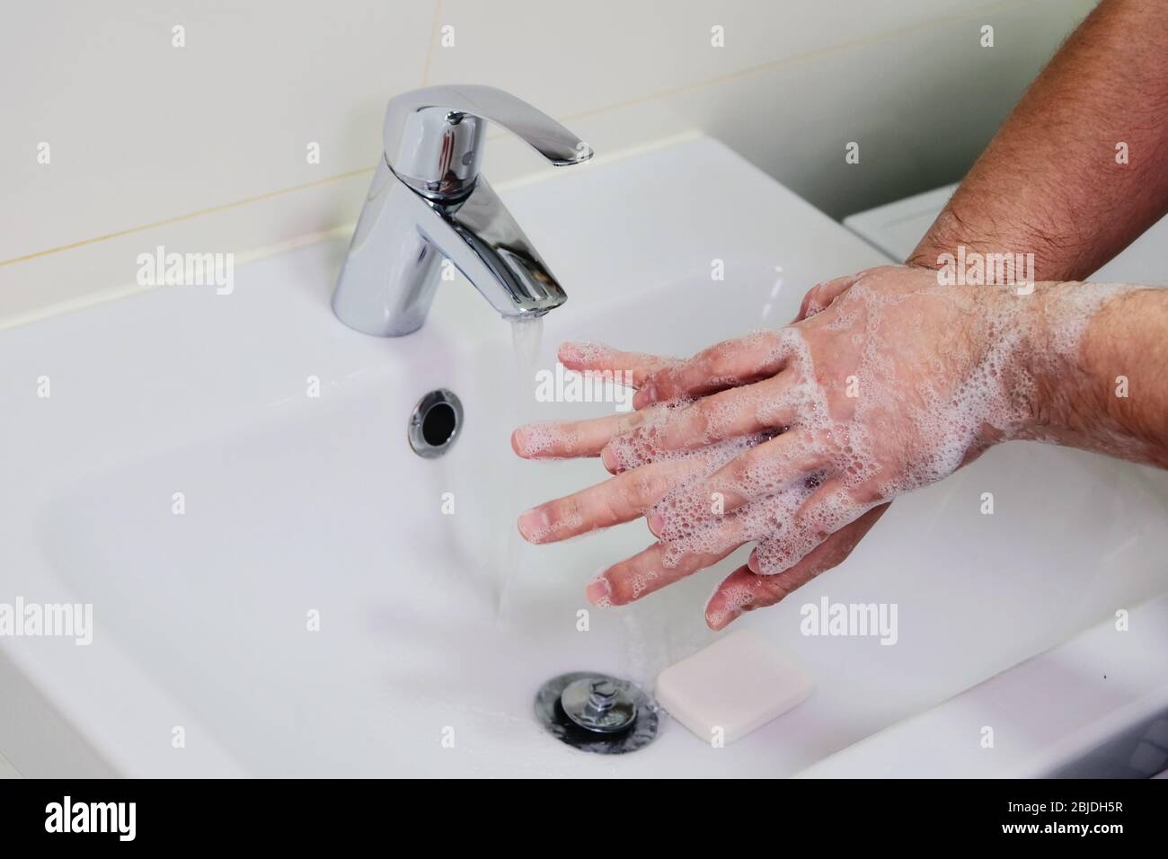 Hygiene und Prävention von Infektionen. Waschen Hände reiben mit Seife Mann für Corona-Virus-Prävention. Reinigung, um die Ausbreitung zu stoppen covid-19. Stockfoto