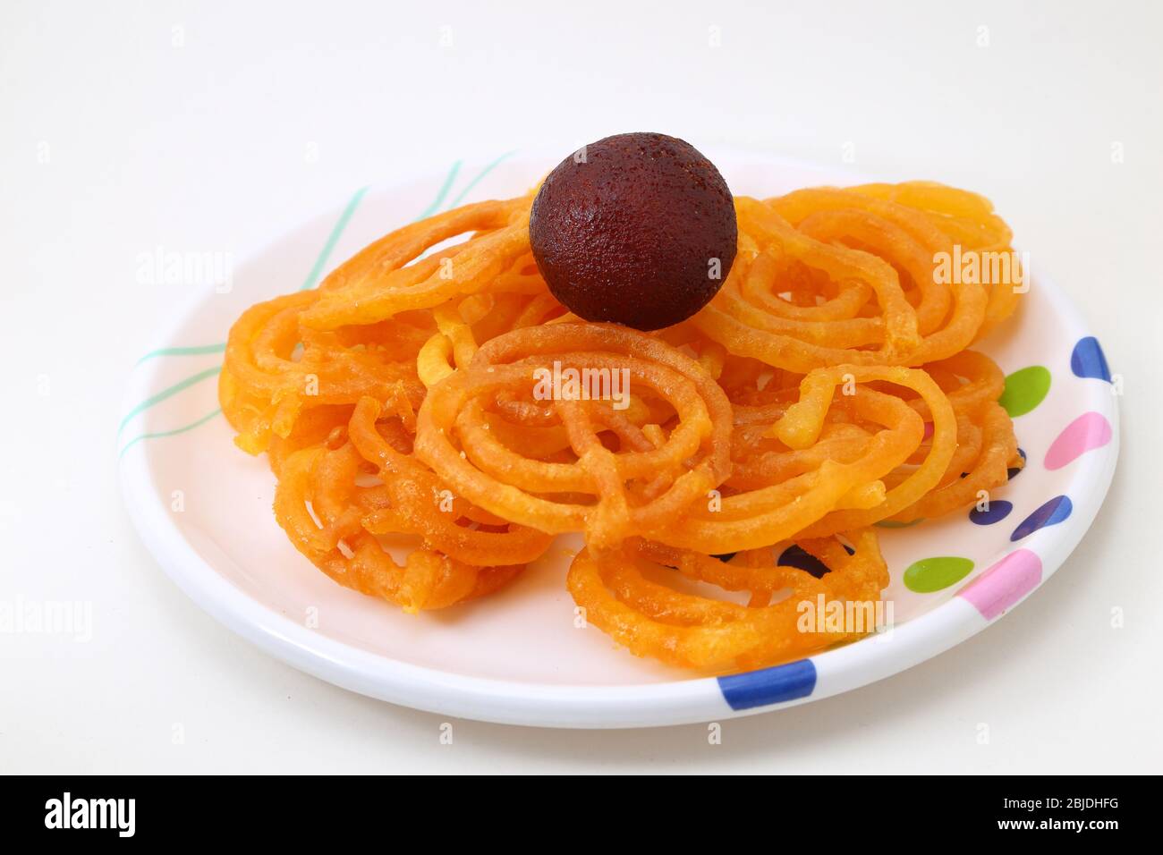 Indische Süßigkeit oder Dessert Jalebi mit Kala Gulab Jamun Stockfoto