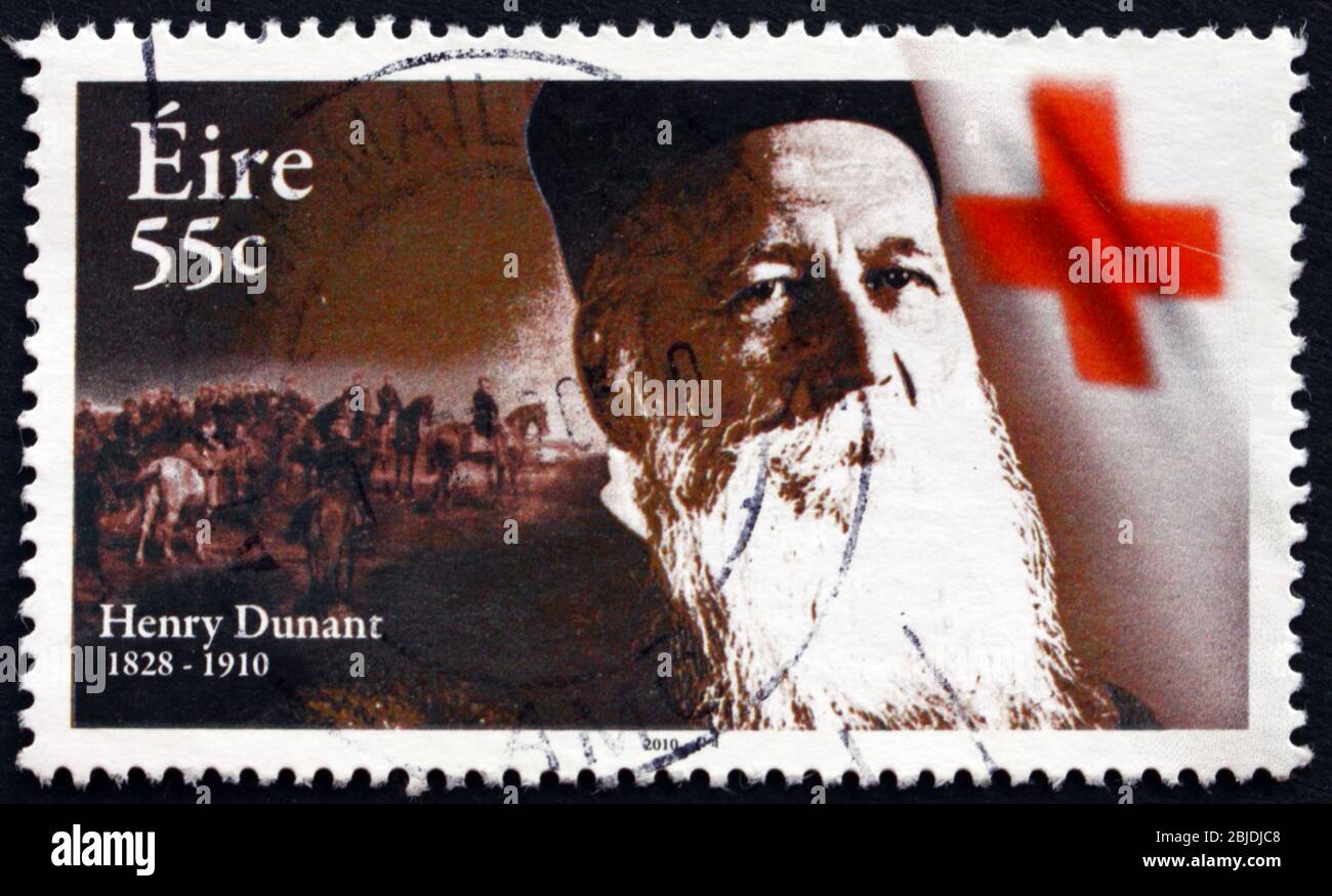 IRLAND - UM 2010: Eine in Irland gedruckte Briefmarke zeigt Henry Dunant, Gründer des Roten Kreuzes und erster Friedensnobelpreisträger, um 2010 Stockfoto