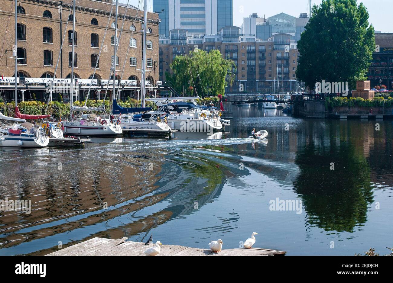 Boote, die in den St. Katherine Docks im Zentrum Londons an der Themse an der Tower Bridge, London, England, Großbritannien, festgemacht sind Stockfoto