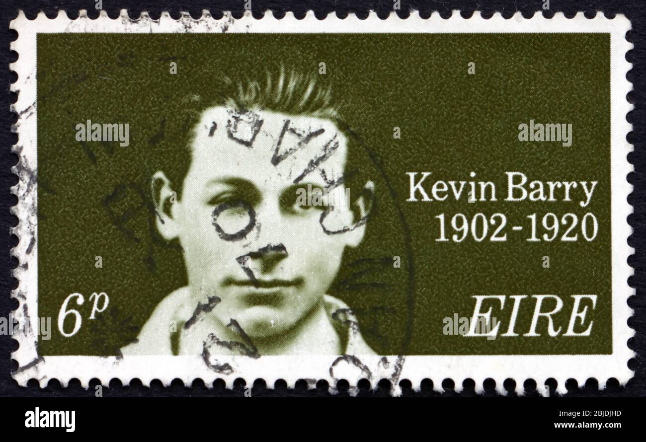 IRLAND - UM 1970: Eine in Irland gedruckte Briefmarke zeigt Kevin Barry, den irischen Republikaner, der während des irischen Unabhängigkeitskrieges um 1970 gehängt wurde Stockfoto