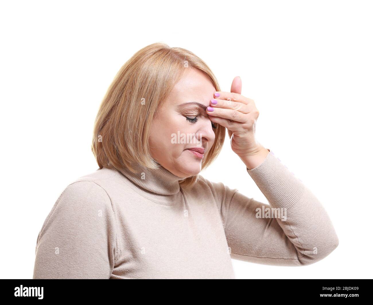 Ältere Frau mit Kopfschmerzen auf weißem Hintergrund Stockfoto