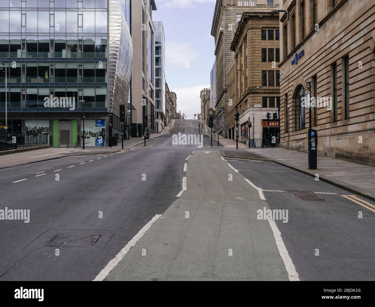 Blick auf die Blythswood Street durch die Stadt Glasgow, wo die Straße wegen der aufgezwungenen Sperrung während der britischen Coronavirus-Pandemie leer ist. Stockfoto