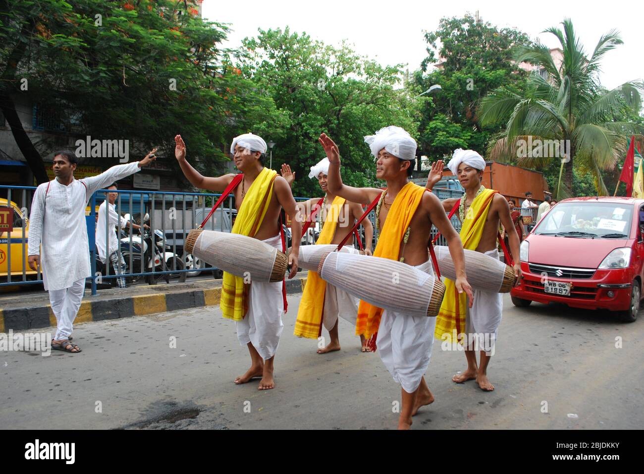 manipuri Tänzer, die während des kolkata ratha-yatra Festivals auftreten Stockfoto