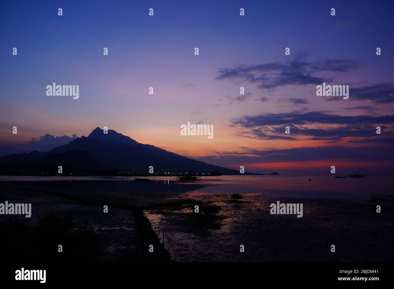Sonnenuntergang oder Sonnenaufgang hinter dem Berg, Nordküste der Insel Java, Indonesien Stockfoto
