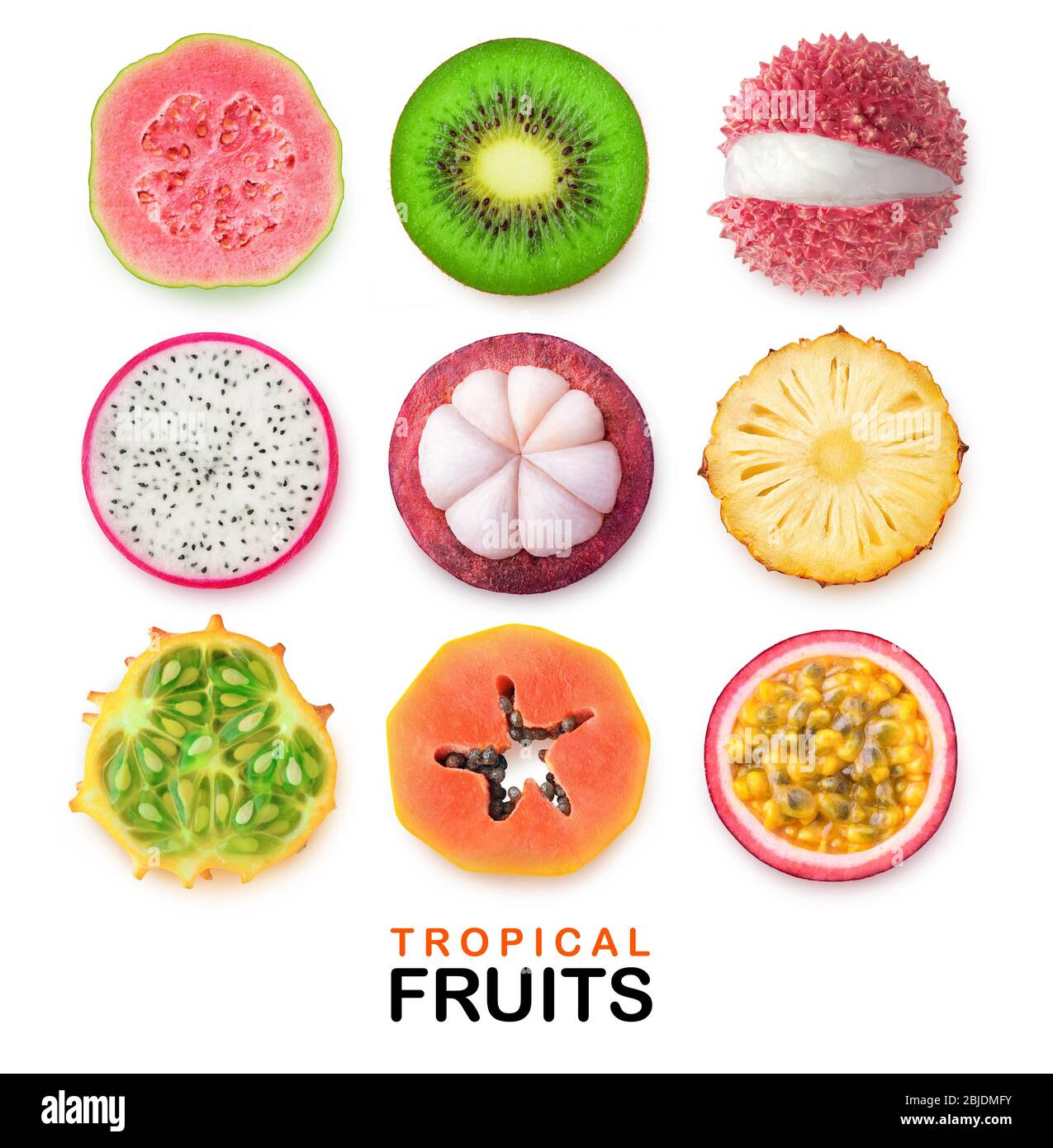 Isolierte tropische Früchte Scheiben. Stücke von Guava, Kiwi, Litschi, Drachenfrucht, Mangostan, Ananas, gehörnte Melone, Papaya und Passionsfrucht isoliert o Stockfoto