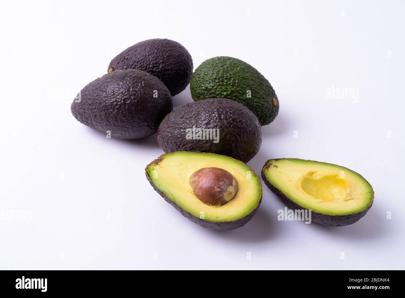 Portrait Von Köstlichen Avocados Gegen Weißen Hintergrund Stockfoto