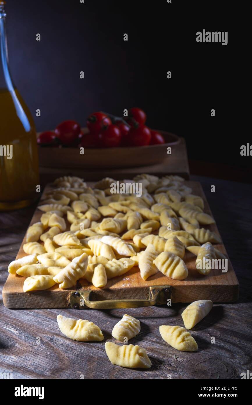 Hausgemachte Kartoffelknödel auf Holztisch arrangiert Stockfoto