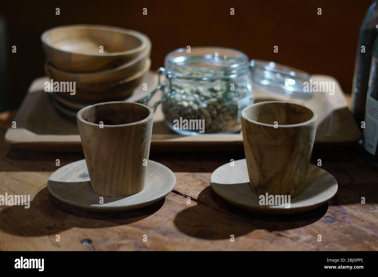 Geröstete Kaffeebohnen und rohe Bohnen Stockfoto