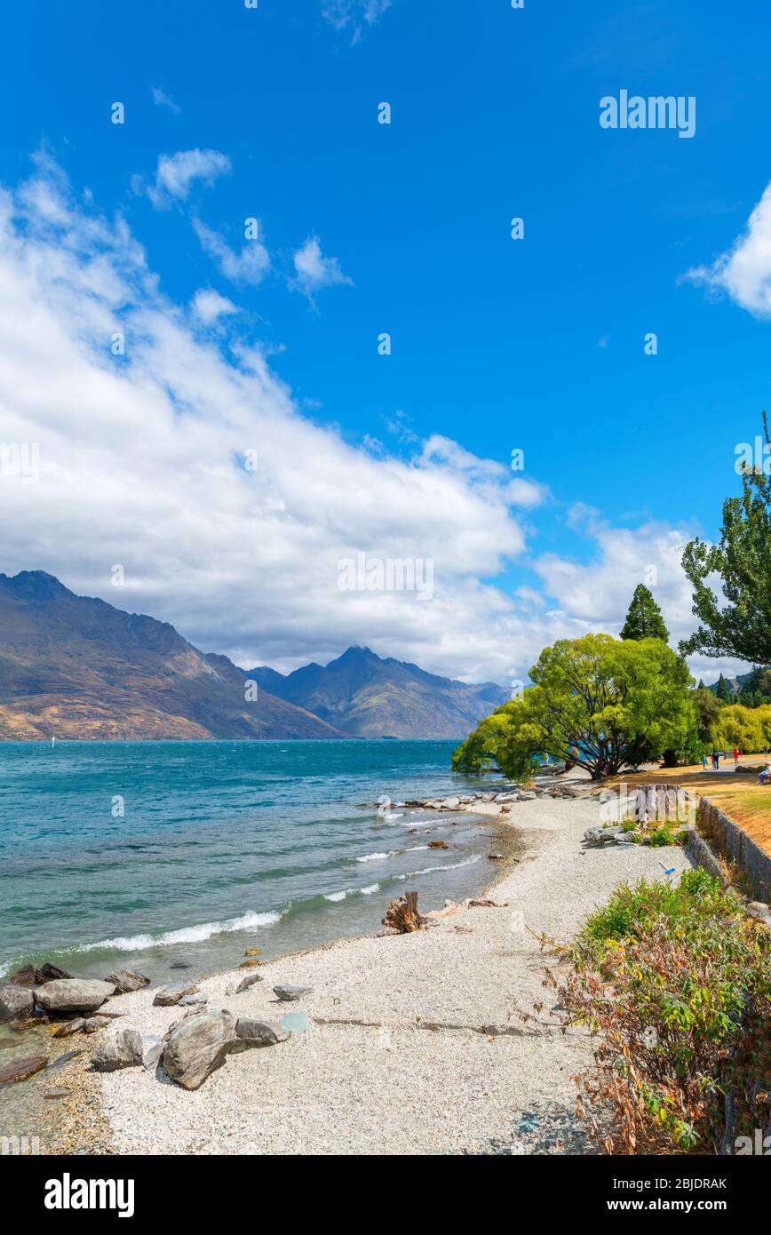 Queenstown, Neuseeland. Strand am Ufer des Lake Wakatipu, Südinsel, Queenstown, Neuseeland Stockfoto